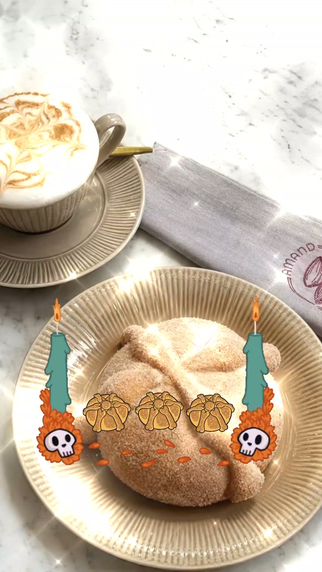 ¡AMAND ha dado inicio de manera oficial a su temporada de Pan de Muerto 2026!
Ademas el pan de muerto de AMAND, se caracteriza por fusionar la impecable técnica de la repostería europea con la calidez de las tradiciones mexicanas. Destacando su elaboración artesanal con notas clásicas de mantequilla, azahar y naranja. Una miga sumamente suave y esponjosa que complementa sus opciones de repostería fina. Y no podia faltar el maridaje ideal de su barra de cafés de especialidad y bebidas premium de temporada.
Se puede disfrutar desde inicios de octubre y permanecerá disponible por tiempo limitado en su menú de temporada.
@amand.mx
#pandemuerto
#diademuertos
#tradicionmexicana ¡AMAND ha dado inicio de manera oficial a su temporada de Pan de Muerto 2026!
Ademas el pan de muerto de AMAND, se caracteriza por fusionar la impecable técnica de la repostería europea con la calidez de las tradiciones mexicanas. Destacando su elaboración artesanal con notas clásicas de mantequilla, azahar y naranja. Una miga sumamente suave y esponjosa que complementa sus opciones de repostería fina. Y no podia faltar el maridaje ideal de su barra de cafés de especialidad y bebidas premium de temporada.
Se puede disfrutar desde inicios de octubre y permanecerá disponible por tiempo limitado en su menú de temporada.
@amand.mx
#pandemuerto
#diademuertos
#tradicionmexicana