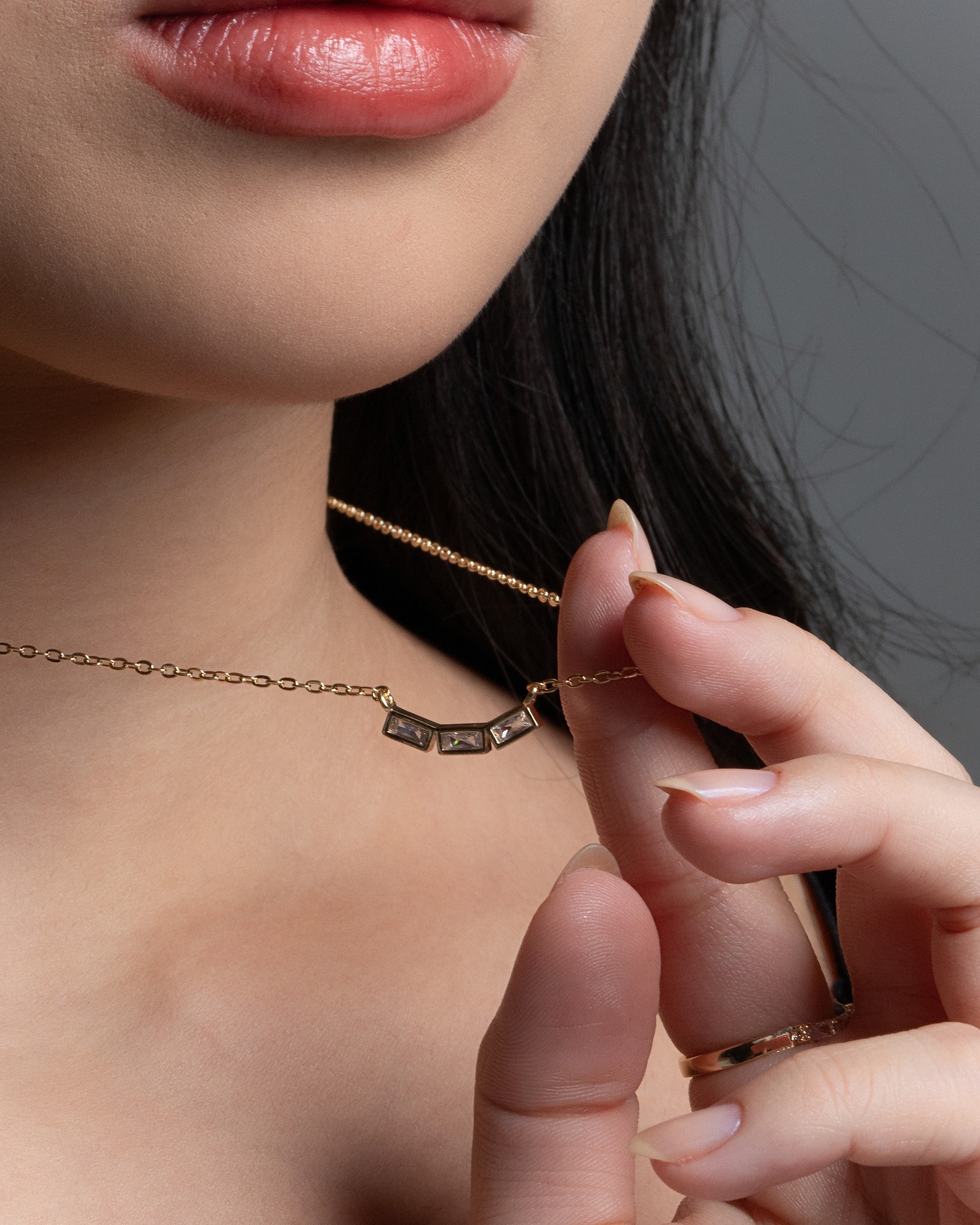 O poá inspira DOTTIE a trazer uma estética leve, gráfica e atual para as joias. Cristais, formas marcantes e combinações delicadas criam peças que dão um novo movimento à produção. Uma referência que atravessa a moda e, agora, ganha uma nova forma de brilhar. #LuAcessórios #DOTTIE #NovaColeção #SemijoiasAtacado