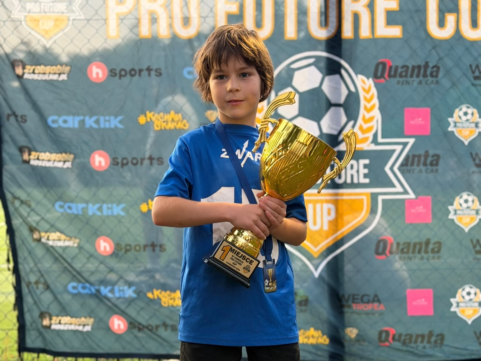 🏆 1. MIEJSCE W PRO FUTURE CUP! 🤩🔥 Nasza druga grupa rocznika 2017, pod wodzą Trenera Jakuba Borczyńskiego, wygrywa cały turniej i podnosi puchar! 🏆💪 Chłopcy zaprezentowali świetną grę, ogromne zaangażowanie i mnóstwo piłkarskiej jakości. Od pierwszego do ostatniego meczu pokazali charakter i zostawili na boisku całe serducho! ❤️⚽️ A to nie koniec dobrych wiadomości… 😍 🥇 1. miejsce 🏆 Puchar dla naszej drużyny ⭐ Statuetka najlepszego zawodnika również trafia w nasze ręce! Wielkie brawa dla całej drużyny i Trenera! 👏🔥 Tak się gra! 💙⚽️ #champion #winner #football #fair #wygrana