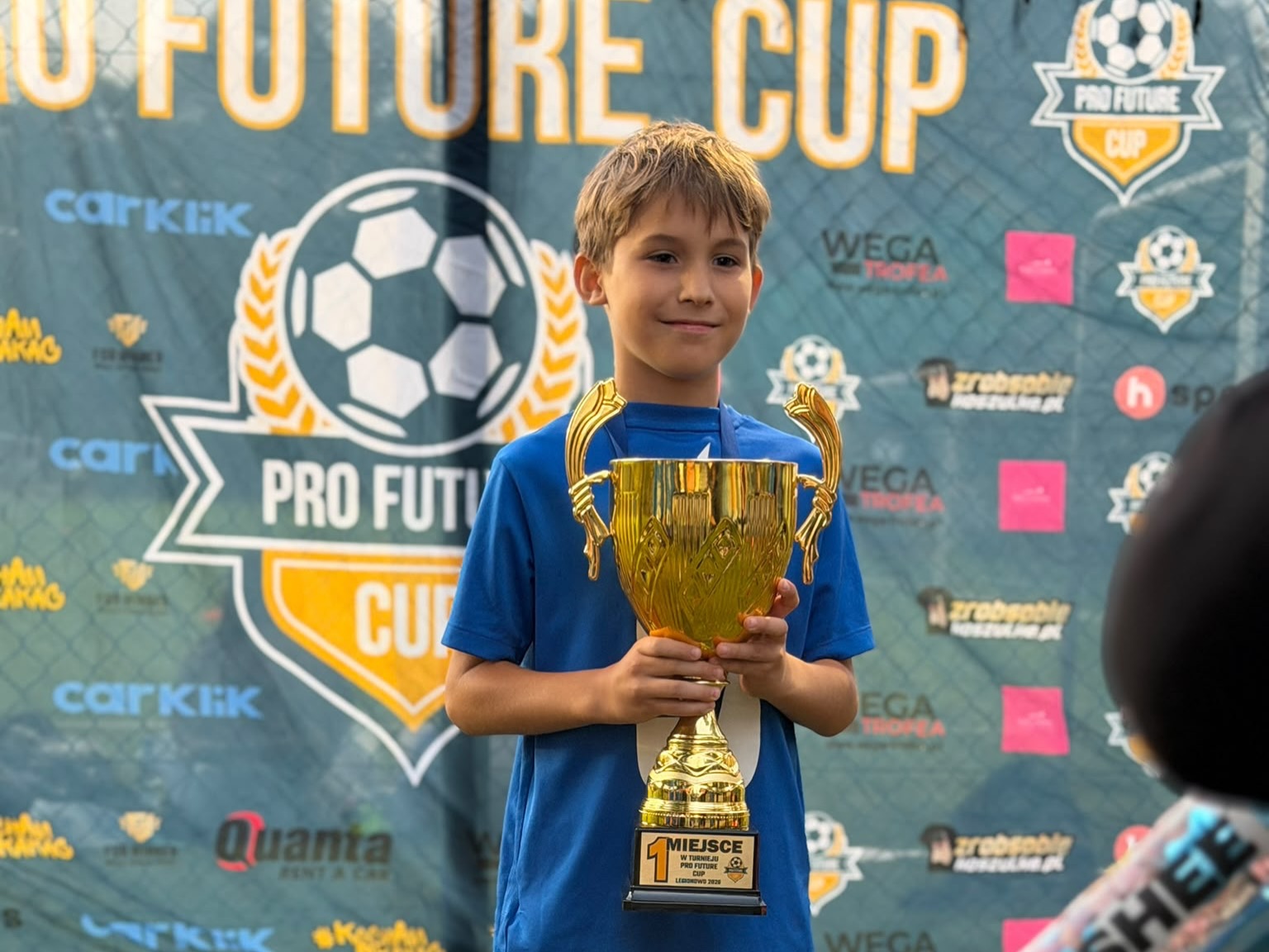🏆 1. MIEJSCE W PRO FUTURE CUP! 🤩🔥 Nasza druga grupa rocznika 2017, pod wodzą Trenera Jakuba Borczyńskiego, wygrywa cały turniej i podnosi puchar! 🏆💪 Chłopcy zaprezentowali świetną grę, ogromne zaangażowanie i mnóstwo piłkarskiej jakości. Od pierwszego do ostatniego meczu pokazali charakter i zostawili na boisku całe serducho! ❤️⚽️ A to nie koniec dobrych wiadomości… 😍 🥇 1. miejsce 🏆 Puchar dla naszej drużyny ⭐ Statuetka najlepszego zawodnika również trafia w nasze ręce! Wielkie brawa dla całej drużyny i Trenera! 👏🔥 Tak się gra! 💙⚽️ #champion #winner #football #fair #wygrana