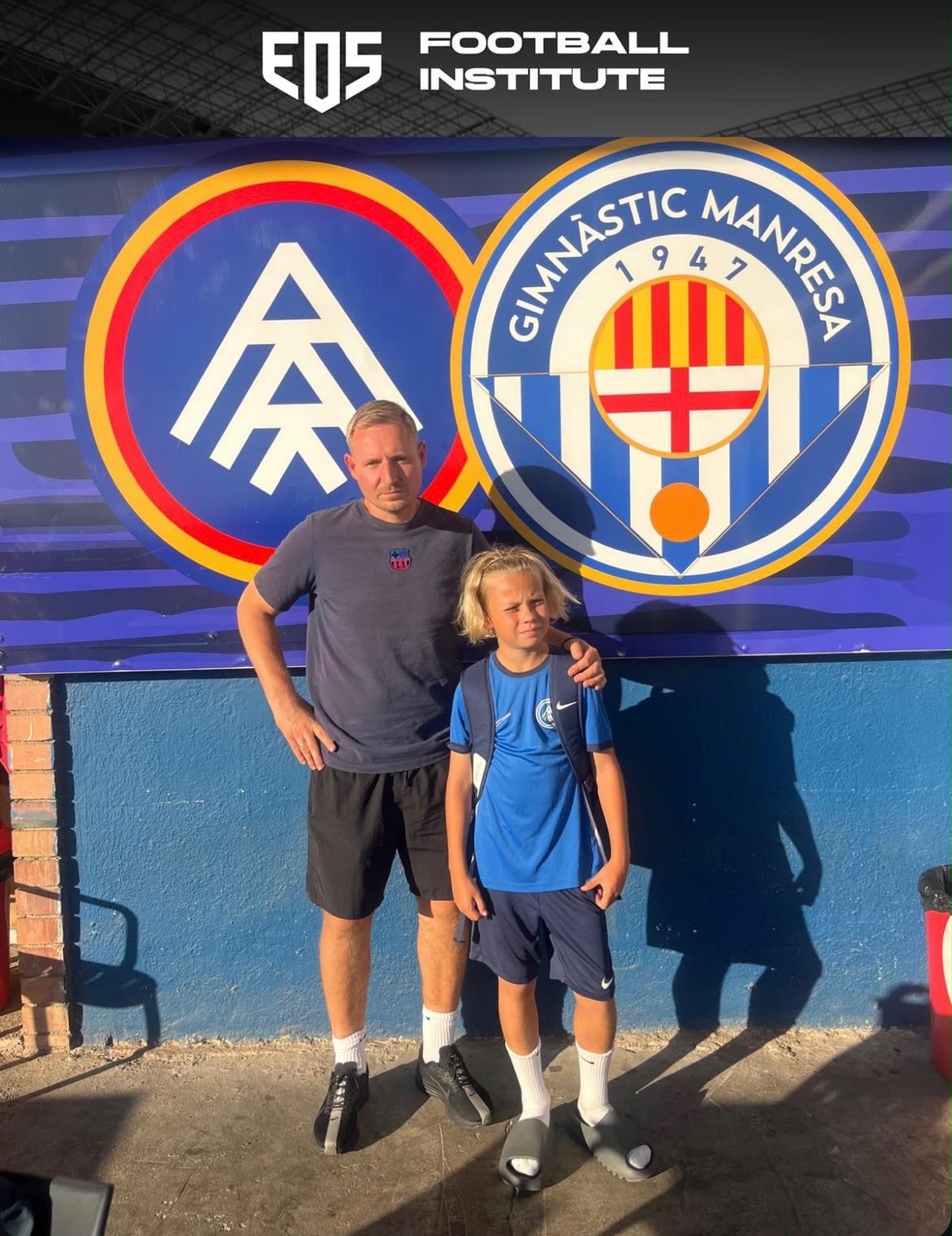 🇵🇱 Współpraca Polsko - Hiszpańska 🇪🇸 ⚽️🤝 W ostatnich dniach trener Jarek @kszwar @trener_jarek_sz przebywał w Barcelonie na zaproszenie elitarnej grupy trenerów @eosfootballgroup EOS Football Group z którą nawiązał współpracę w zakresie doszkalania indywidualnego oraz w małych grupach. Z @eosfootballgroup EOS Football Group związani są najlepsi trenerzy z Katalonii, którzy zdobywali doświadczenie w akademiach min. FC Barcelona, Espaniolu, Girony, Damm i wielu topowych drużynach z całego regionu. Od teraz do tego grona dołączył również nasz trener Jarek, który od początku swojej przygody trenerskiej związany jest z naszym klubem 💪 Jest to ogromne wyróżnienie dla trenera z Polski, gdyż będzie on nauczał metodologią z EOS z której wywodzą się profesjonalni topowi zawodnicy Hiszpańscy. Współpraca ta, daje możliwość doszkalania się na najwyższym światowy poziomie u nas na Zwarze. Ale to nie wszystko, cos czego jeszcze nie było, czyli możliwość nauki w samym środowisku hiszpańskim, a mianowicie wyjazd do Barcelony i treningi indywidualne oraz grupowe w drużynach z Katalonii❗️Pierwsi zawodnicy związani z naszym klubem @borys_krolik_12 @bruno10_krolik już rozpoczęli Hiszpańską przygodę w Gimnastic Manresa FC Andorra, jednej z najlepszych akademii w Katalonii, zarządzanej przez Gerarda Pique, jest to także macierzysty klub Pepa Guardioli. Gratulujemy trenerowi Jarkowi, trzymamy kciuki za dalszy rozwój i owocną współpracę , gdyż skorzystamy na tym wszyscy, a przede wszystkim nasze dzieci, tak jak Borys i Bruno. 🇵🇱⚽️🇪🇸🤝